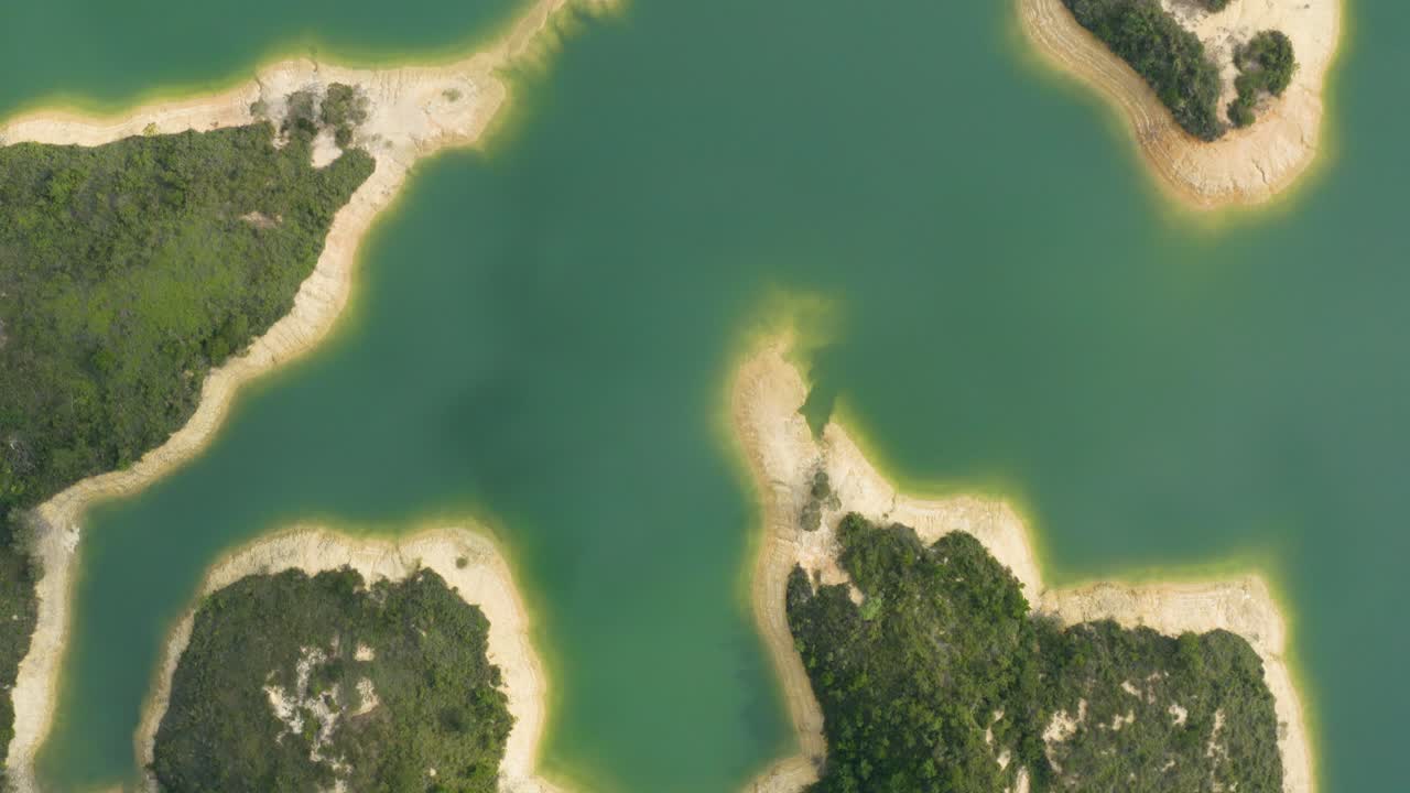 vista aérea del hermoso embalse y las montañas