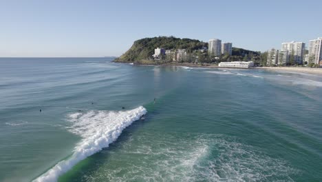 Playa-De-Burleigh-Y-Surfistas-Durante-El-Verano-En-Queensland,-Australia---Toma-Aérea-De-Drones