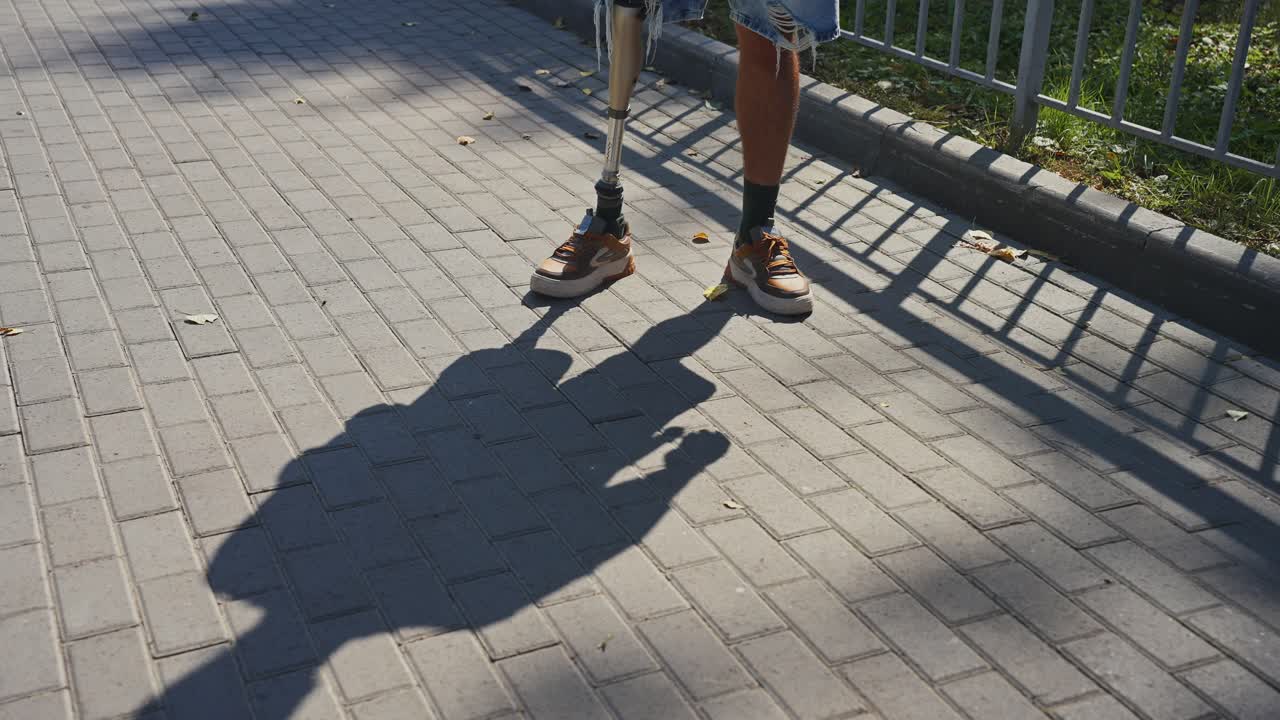 Person with a prosthetic leg on a city street