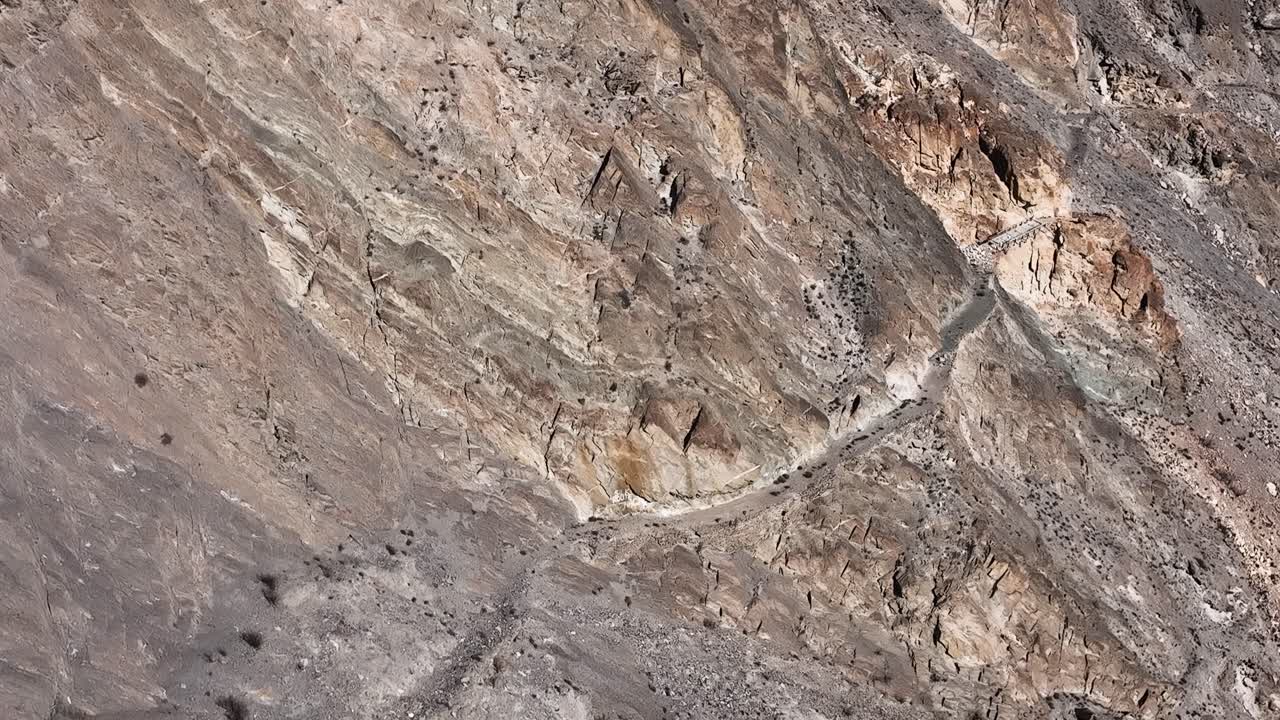 camiones paquistaníes viajan por peligrosas carreteras pavimentadas a lo largo de la montaña, transportan mercancías a través de la autopista karakoram