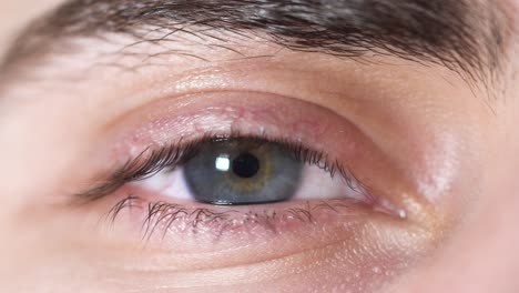 primer plano de un ojo humano