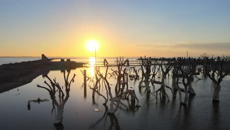 Sonnenuntergangsantenne-über-Epecuen-In-Argentinien,-Das-Schwere-Überschwemmungen-Erlitten-Hat