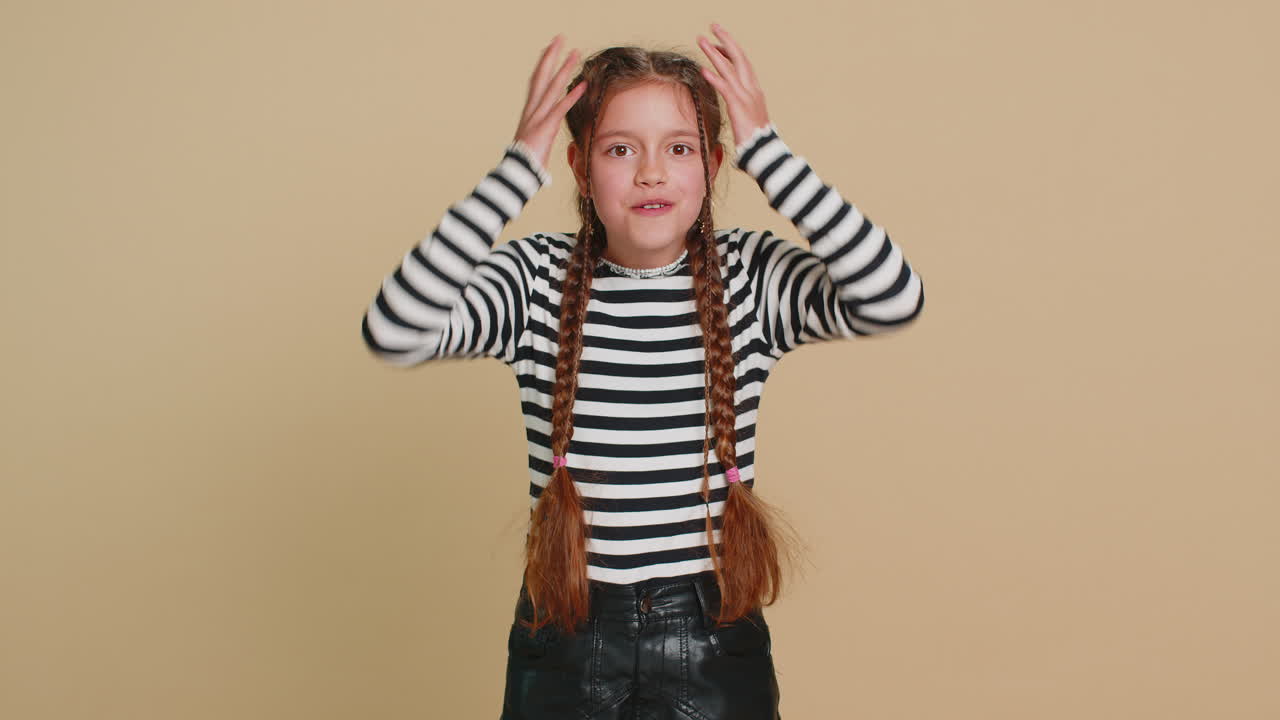 흥분한 미성년자 아이 소녀 아이 충격 놀랐 와우 머리 뇌 폭발을 보여주는 좋은 소식