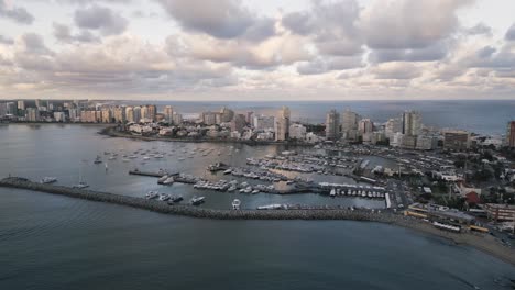 Paisaje-Urbano-Aéreo-Al-Atardecer-Punta-Del-Este-Uruguay-Destino-De-Viaje-Con-Moderno-Edificio-Rascacielos