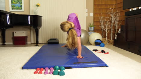 Mujeres-Mayores-Caucásicas-Haciendo-Un-Estiramiento-Lateral-Para-Trabajar-Sus-Oblicuos-En-Un-Gimnasio-En-Casa