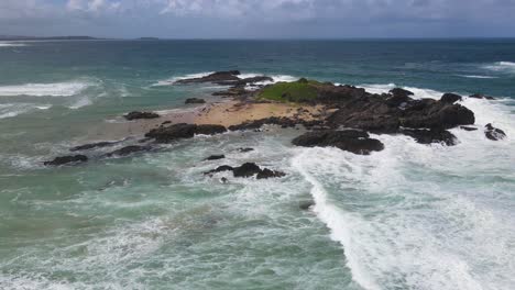 Las-Olas-Salpican-En-Los-Afloramientos---Playa-De-Sawtell-Cerca-Del-Promontorio-De-Bonville,-Coffs-Harbour-En-Nueva-Gales-Del-Sur,-Australia