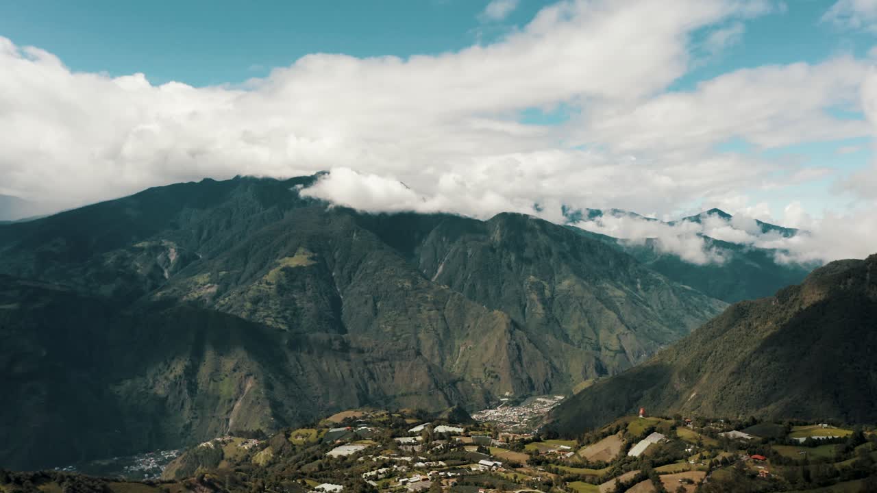 Area di Runtun con il vulcano Tungurahua sullo sfondo a Baños de Agua Santa, Ecuador - ripresa con drone