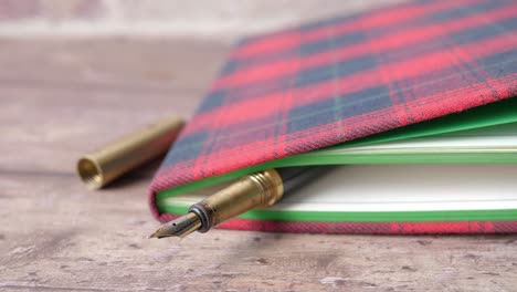 pluma pluma y cuaderno antiguo