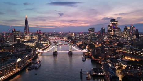 Luftaufnahme-Des-Stadtbilds-Von-London-Bei-Dämmerung-Mit-Beleuchteter-Tower-Bridge-über-Der-Themse