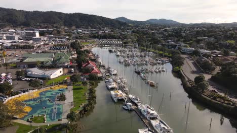 Fantastische-Luftaufnahme-Des-Stadtlebens-In-Whangarei,-Park,-Spielplatz-Und-Marineclub-Am-Flussufer