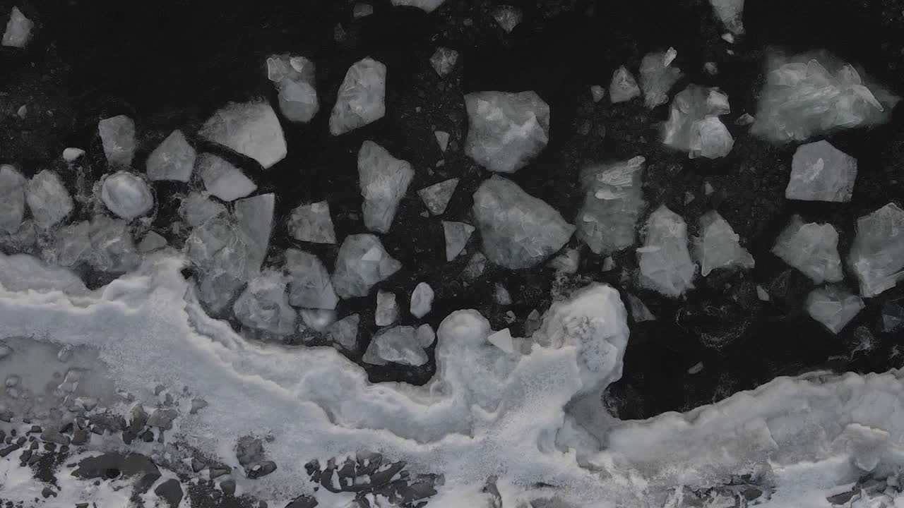 Iceberg galleggianti sul Lago Superiore vicino alla riva