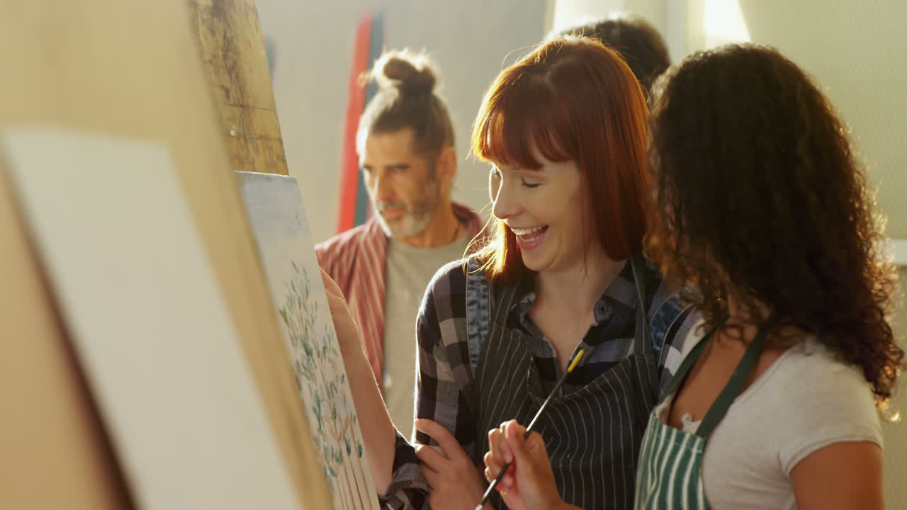 캔버스 4k에 그림을 그리는 예술가