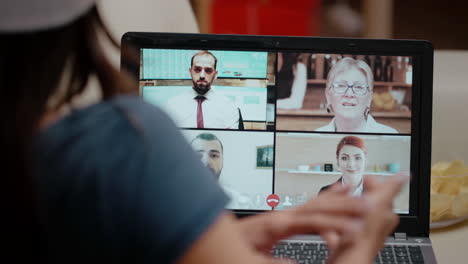 primer plano de una mujer usando una llamada de video para una reunión de negocios