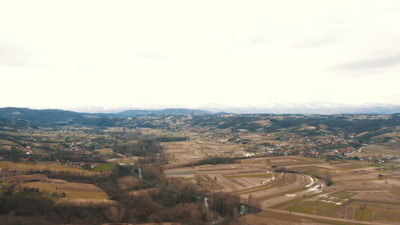 paisaje otoñal del pueblo y tierra cultivable y río, drone 4k de color