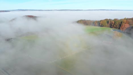 Spektakulärer-Blick-über-Das-Neblige,-üppig-Grüne-Tal