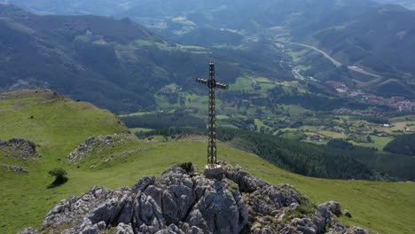 Luftdrohnenansicht-Eines-Großen-Eisernen-Kreuzes-Auf-Einem-Berg-Im-Baskenland