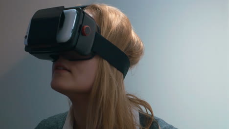 Mujer-Con-Gafas-De-Realidad-Virtual