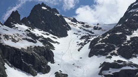 Freeriders-En-Pendiente-Nevada-Con-Rocas