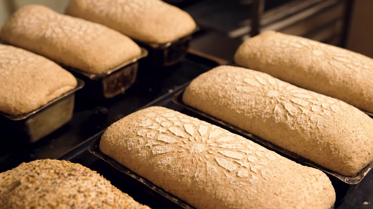 Ubagte brøddeje med melmønstre i et bageri
