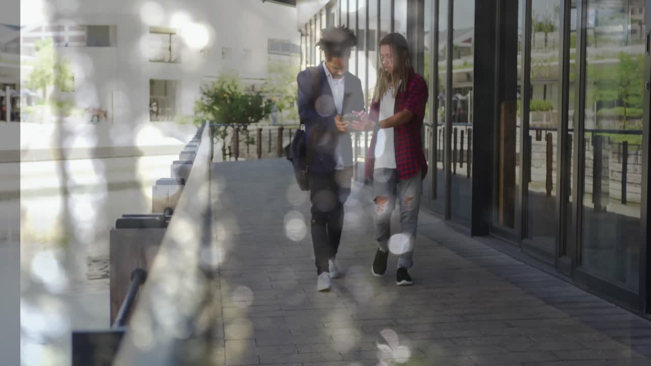 animación de puntos de luz sobre hombres usando tableta