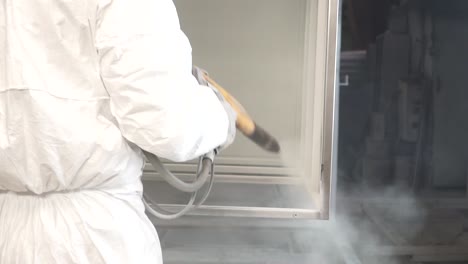 recubrimiento en polvo de piezas metálicas en una fábrica