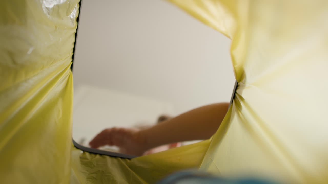 여자애가 쓰레기통에 플라스틱 병을 던지는 영상