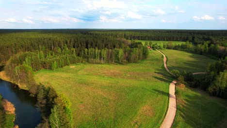 camino de tierra que conduce al bosque salvaje y el río