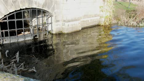 Helle-Landschaftliche-Aufnahmen,-Die-Rund-Um-Das-Anwesen-In-Trentham-Gardens,-Großbritannien,-Aufgenommen-Wurden