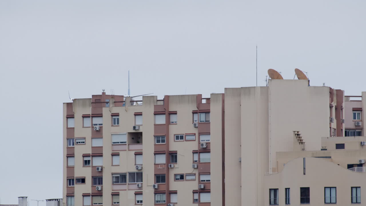 아파트 건물 위 를 날아다니는 비행기
