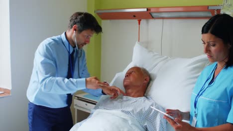 enfermera usando una tableta digital mientras el médico examina a un paciente