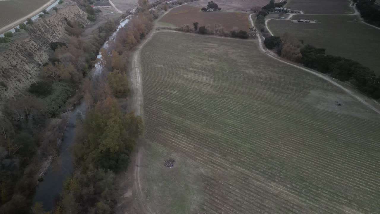 vista aérea del río arroyo seco que serpentea a través de viñedos y campos agrícolas cerca de greenfield, california, mostrando la intersección de la naturaleza y la producción de vino en el valle de salinas, estados unidos.