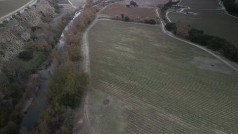 vista aérea del río arroyo seco que serpentea a través de viñedos y campos agrícolas cerca de greenfield, california, mostrando la intersección de la naturaleza y la producción de vino en el valle de salinas, estados unidos.