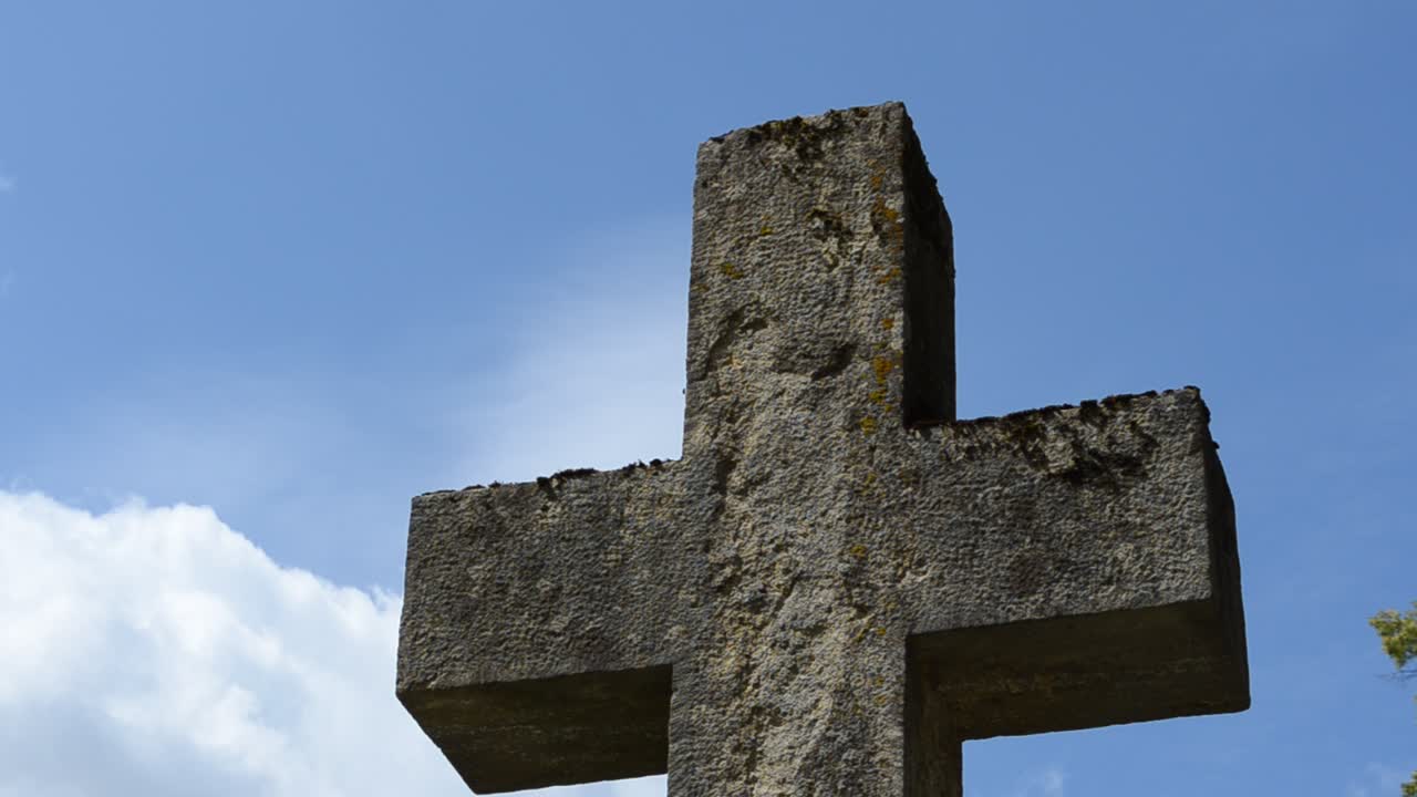 Cruz contra las nubes. Leópolis, Ucrania. Cementerio de Lychakiv, el patrimonio histórico y conmemorativo (desde 1991) en Leópolis, en el distrito histórico de Lychakiv, uno de los cementerios más antiguos de Ucrania.