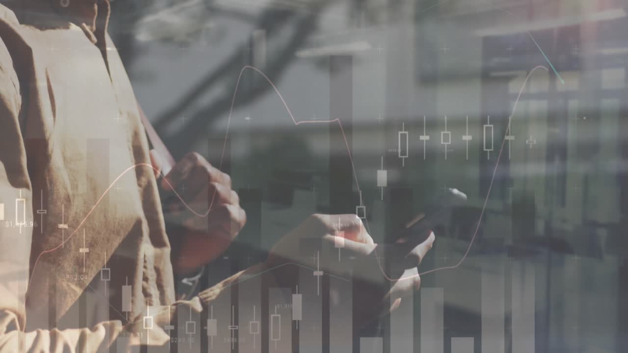 animación de procesamiento de datos estadísticos sobre la sección media de un hombre que utiliza un teléfono inteligente contra la oficina