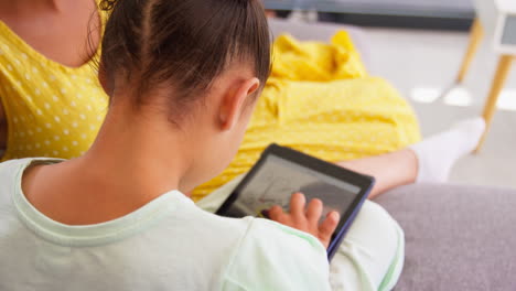 Mutter-Und-Tochter-Zu-Hause-Haben-Spaß-Mit-Der-Zeichen-App-Auf-Einem-Digitalen-Tablet