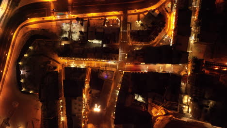 Beleuchtete-Straßen-Von-Old-Quebec-Bei-Nacht---Luftaufnahme