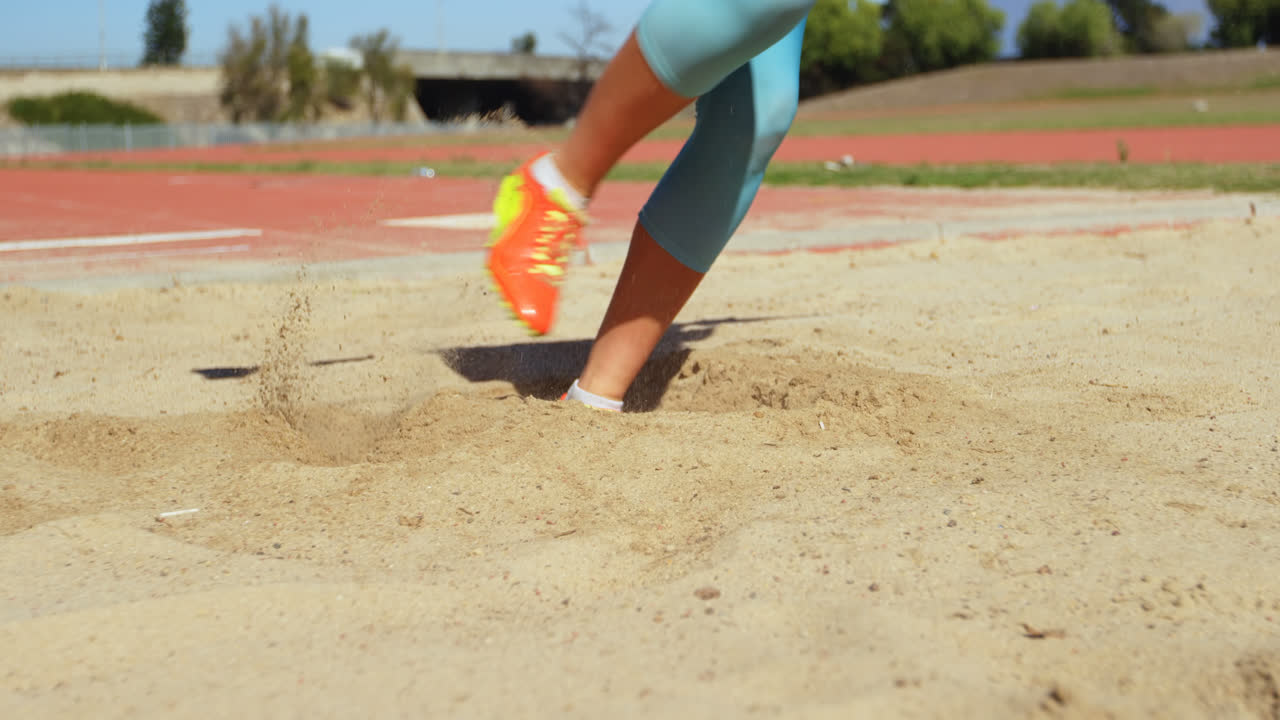 atleta caucásica practicando el salto en altura en un recinto deportivo 4k