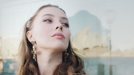 retrato de mujer hermosa sensual con cara hermosa y diadema en su cabello moda y lujo