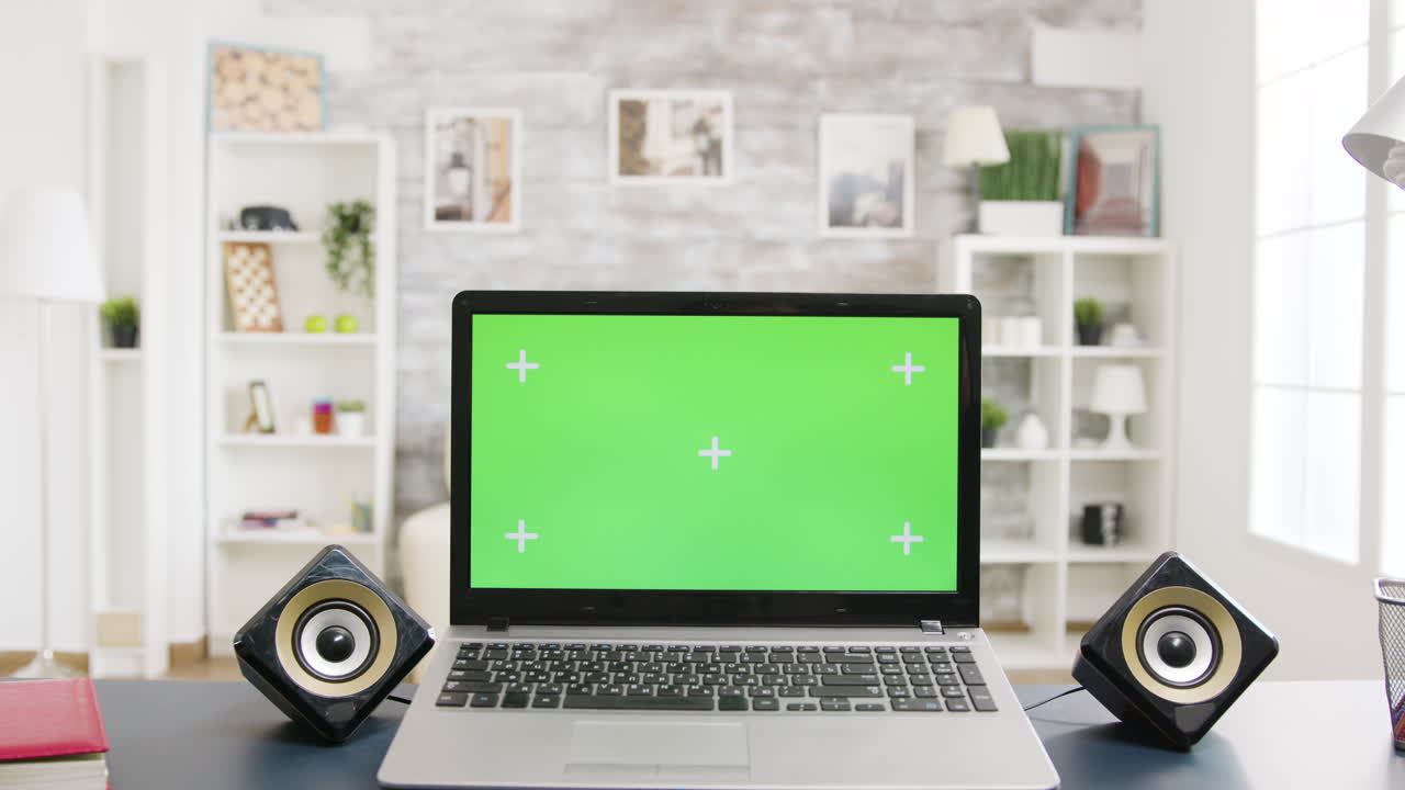 portátil con pantalla verde en una oficina en el hogar