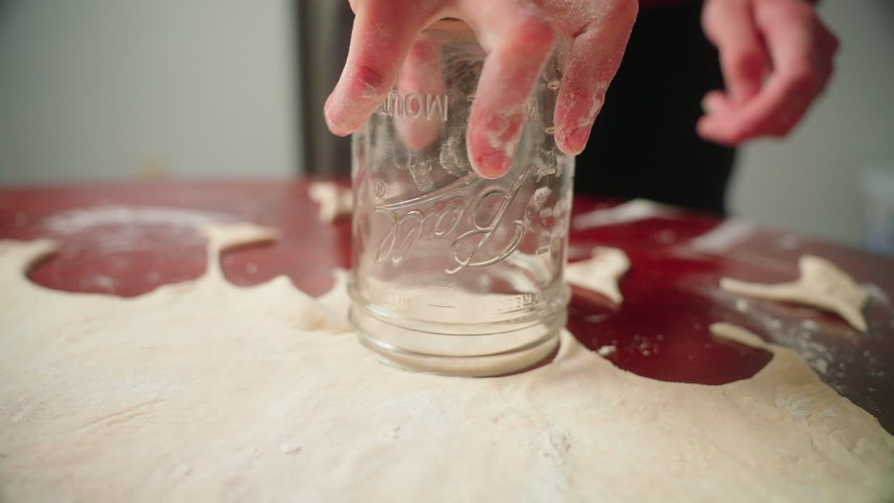 cortando envoltorios de descarga con un frasco de vidrio