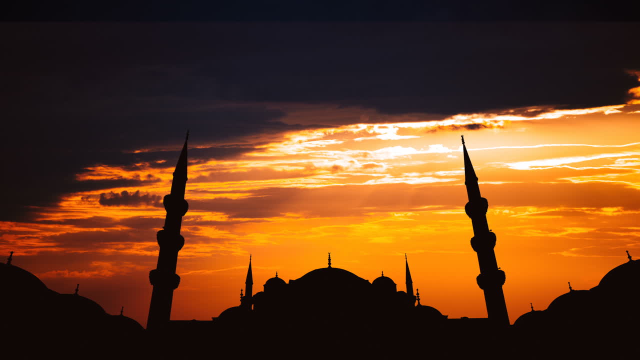Silhouette di una moschea al tramonto