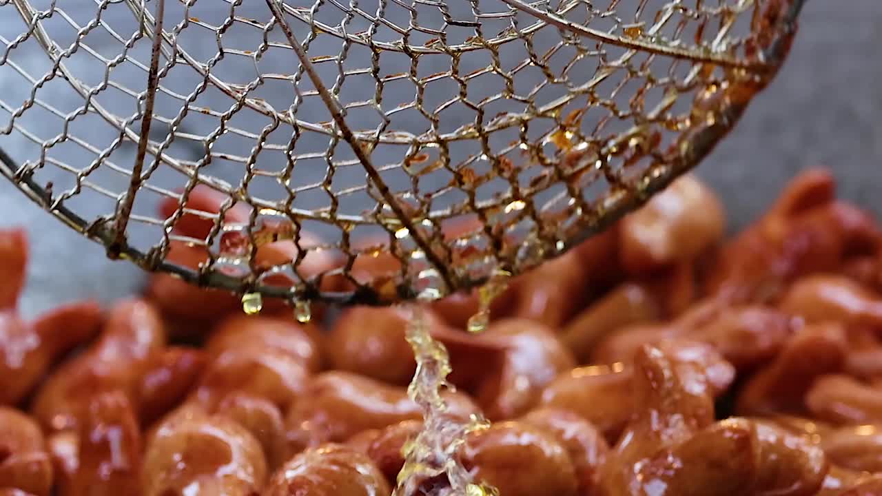 salchichas fritas en una sartén grande, comida callejera de bangkok