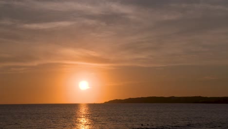 el sol se pone en la tranquila y hermosa playa mexicana de bucerias, nayarit