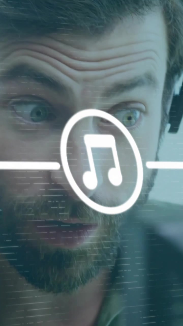 Animazione di icone multimediali su un uomo d'affari caucasico che usa un auricolare telefonico in ufficio