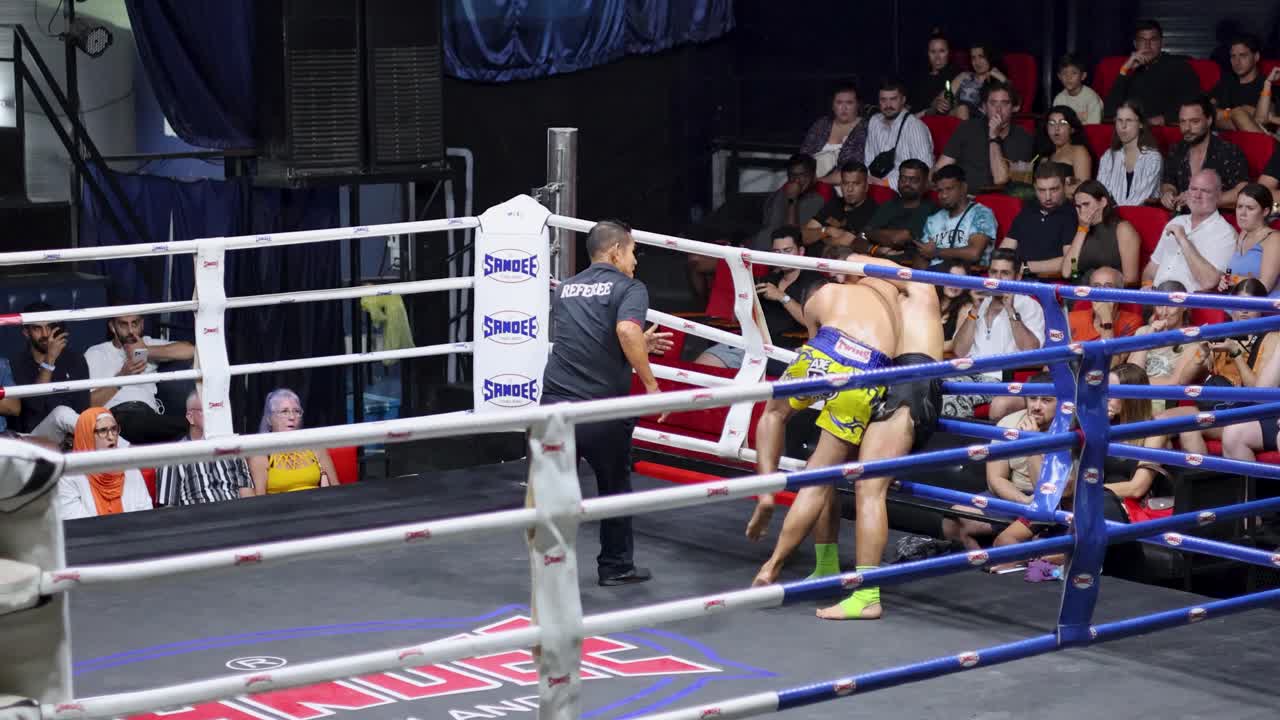 dos luchadores se involucran en un partido de muay thai