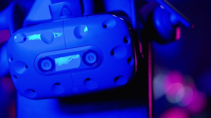 Primo piano di un visore per la realtà virtuale in uno studio illuminato