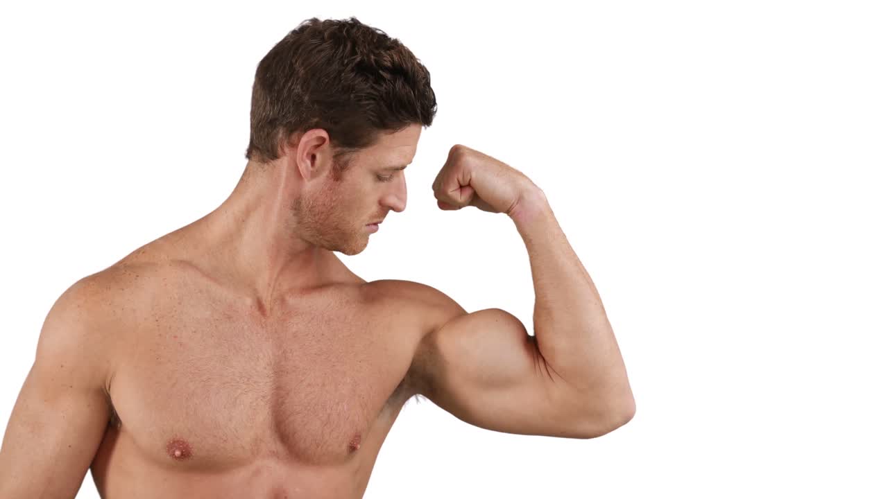 hombre musculoso flexionando sus músculos