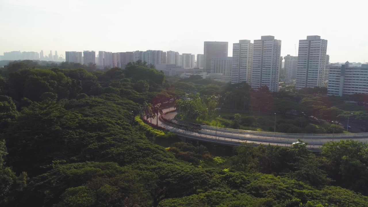 공원과 고속도로가 있는 싱가포르 도시 풍경