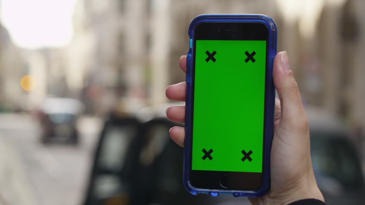 pantalla verde de la llave de croma del teléfono celular con la mano