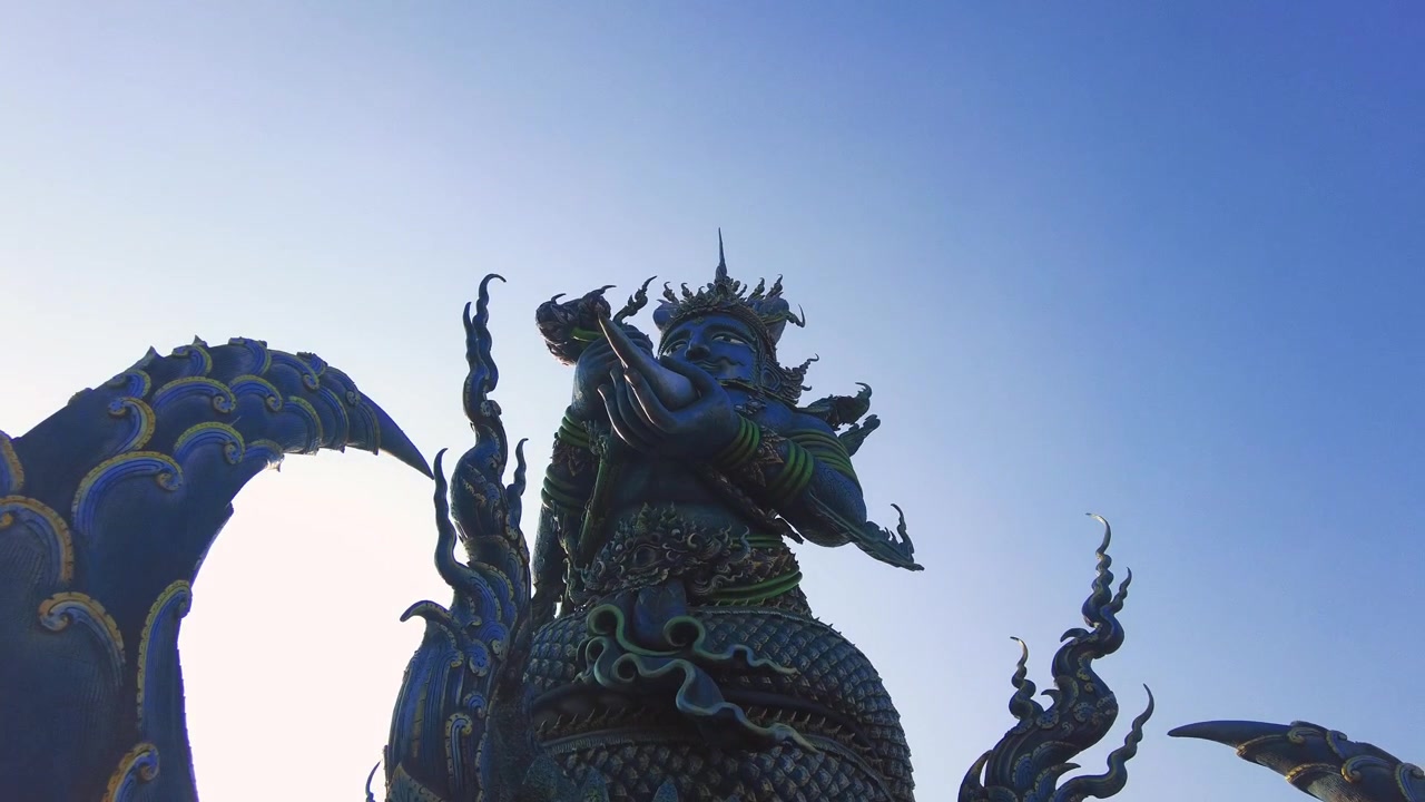 Statue at the entrance of the blue temple Chiang Ma